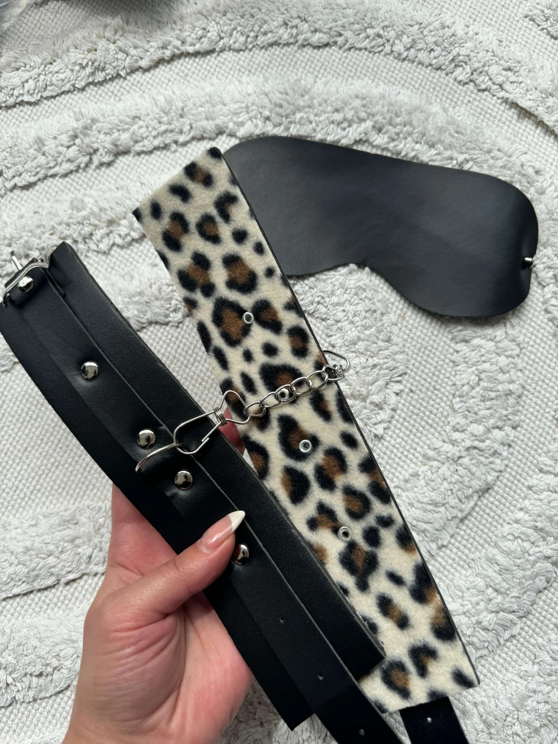 ხელბორკილის და თვალის ნიღბის მინი სეტი