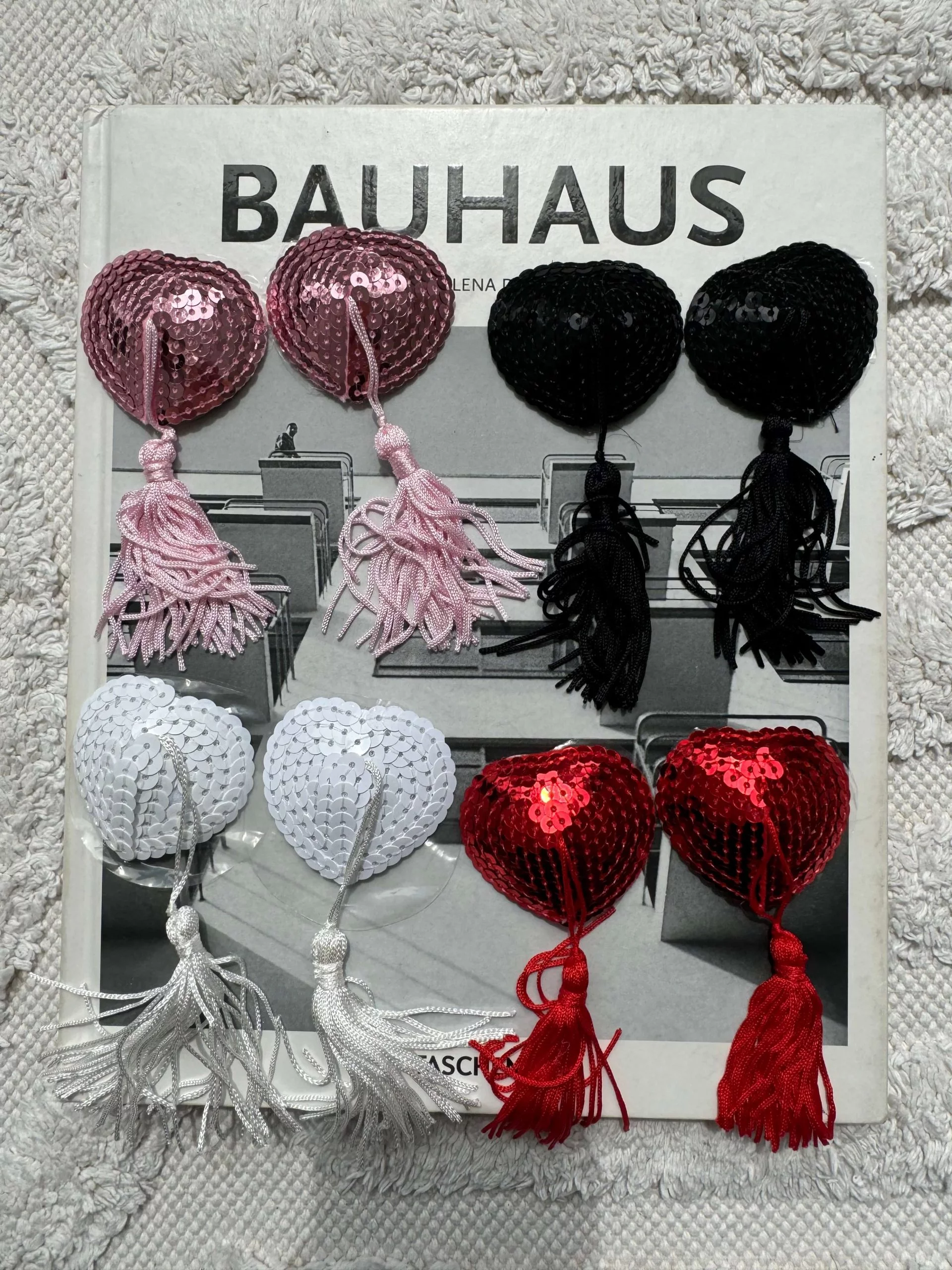 სექს შოპი , ქალის თეთრეული , სექს მაღაზია , ორიგინალური საჩუქარი შეყვარებულს , ქალის საცვლები , ეროტიული თეთრეული , სექსუალური თეთრეული , ინტიმური თეთრეული , საცვლები და ინტიმური თეთრეული , sexshop , წებოვანი წითელი დვრილის წებოვანი აქსესუარი , მკერდის აქსესუარი ,