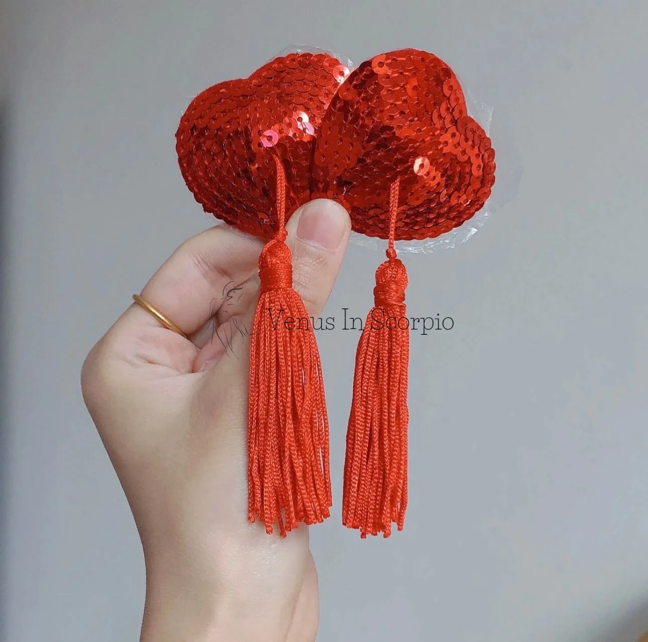 სექს შოპი , ქალის თეთრეული , სექს მაღაზია , ორიგინალური საჩუქარი შეყვარებულს , ქალის საცვლები , ეროტიული თეთრეული , სექსუალური თეთრეული , ინტიმური თეთრეული , საცვლები და ინტიმური თეთრეული , sexshop , წებოვანი წითელი დვრილის წებოვანი აქსესუარი , მკერდის აქსესუარი ,