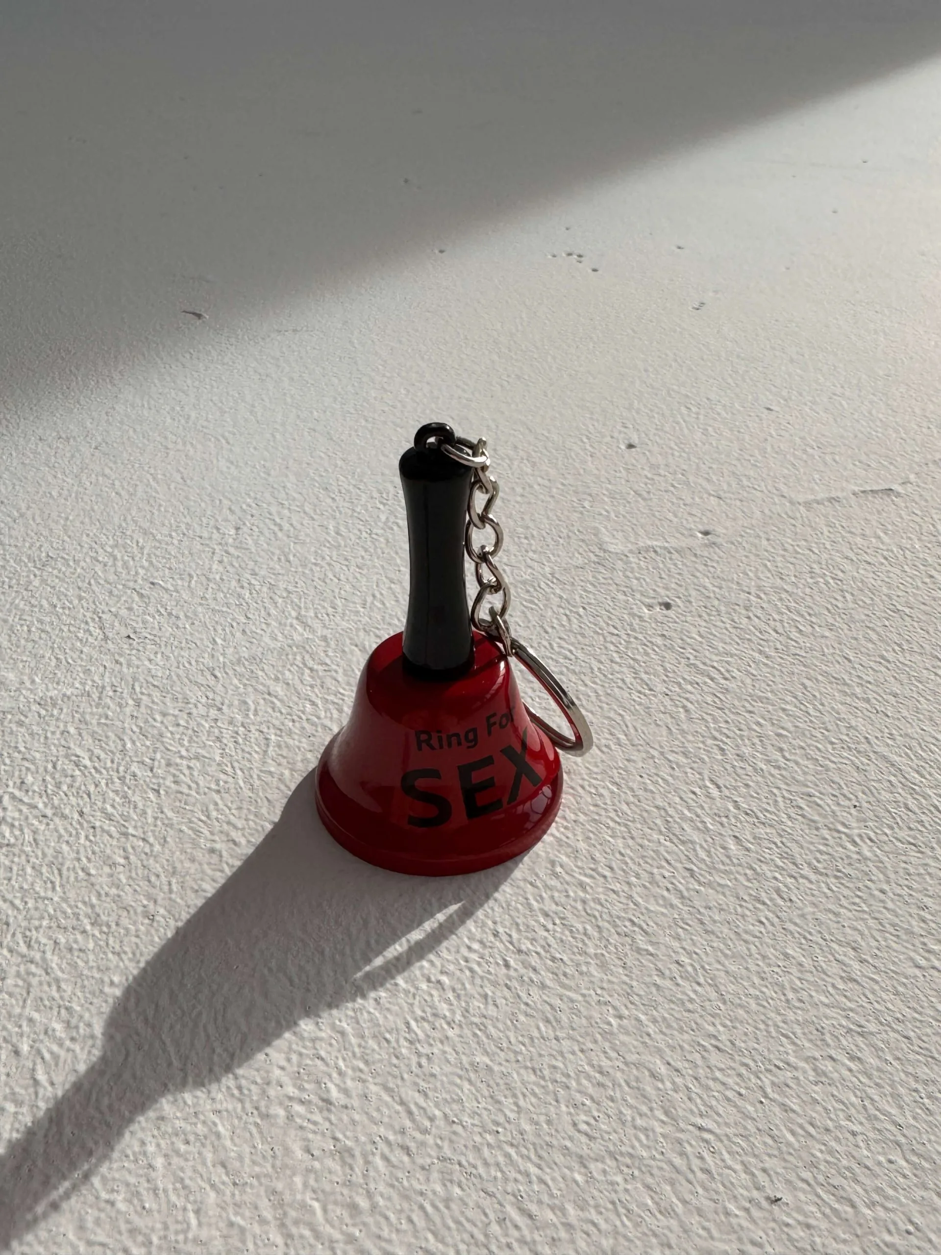 sex bell , rig for sex , სექსუალური ზარი , გართობა წყვილებისთვის , სათამაშო წყვილებისთვის , წიტელი პატარ ზარი , სეს თამაში , ეროტიული აქსესუარი , სექს აქსესუარები , როლური თემაშები ზრდასრულებისთის , 18+ , სექს შოპი , სექსშოპი , sexshop ,